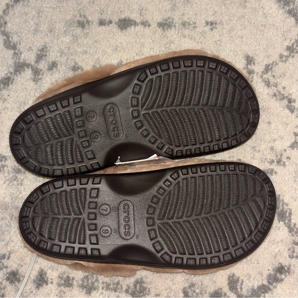 Crocs Unfurgettable Classic Clog Furry! - Picture 10 of 11